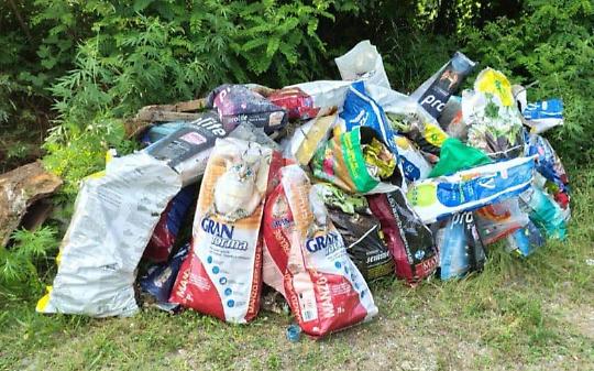 Rimossi 840 kg di pile buttate nei campi, il sindaco denuncia: spesi oltre 10.000 euro per bonificare il Parco del Po