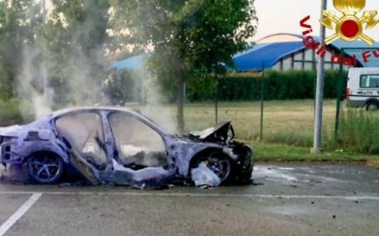 Auto divorata dalle fiamme