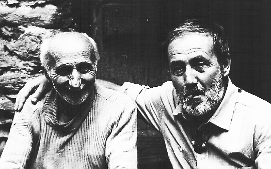 Barba Gnasi do Giardin, qui in compagnia dell’autore di queste pagine, viveva in un rustico poco distante dalla Cappella del Giardino.