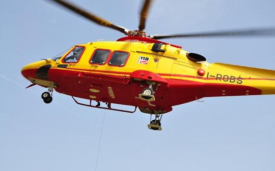 Travolge una moto passando col rosso: frontale sulla corsia unica