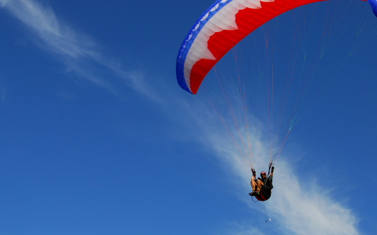 Paura in cielo: parapendista precipita nella boscaglia, è grave