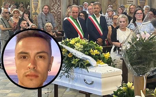Mazzè si ferma per Jacopo: dolore, lacrime e quel palloncino bianco che non è volato via...