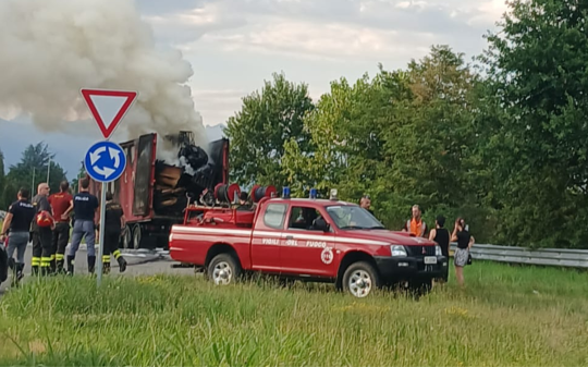 Camion in fiamme sulla 460: paura e traffico in tilt a Lombardore