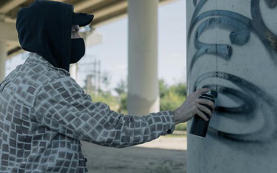 MontanGiochi rotti e degrado: l’estate amara del parco vicino alla stazione di Montanaroaro, giardini della stazione vandalizzati: il vicesindaco lancia un appello alla comunità