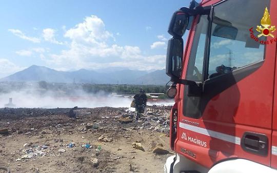 Incendio all’ecocentro di Collegno: fiamme e paura in corso Pastrengo