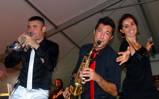 L'Orchestra Enrico Negro e la Musica dal Vivo nell'esibizione di Traves 