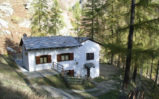 Precipita in un dirupo e muore a Bobbio Pellice: vittima un escursionista francese