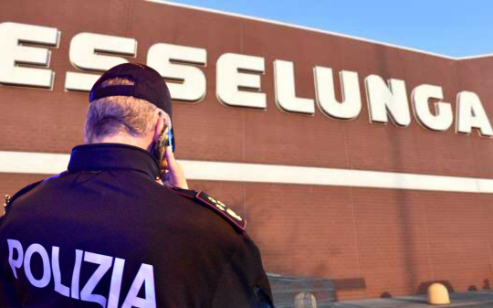 Rubavano ogni giorno merce da 2.000 euro all’Esselunga: denunciati quattro dipendenti