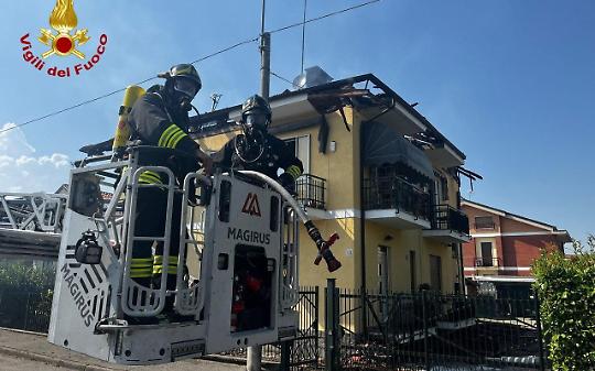 Fiamme sul tetto, palazzina bifamiliare devastata
