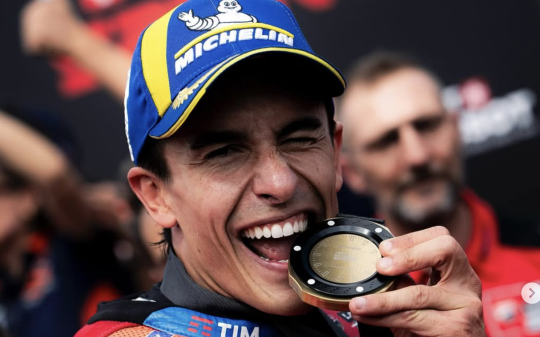 La sfiga corre in Ducati: Bagnaia ancora ko, Marquez vola