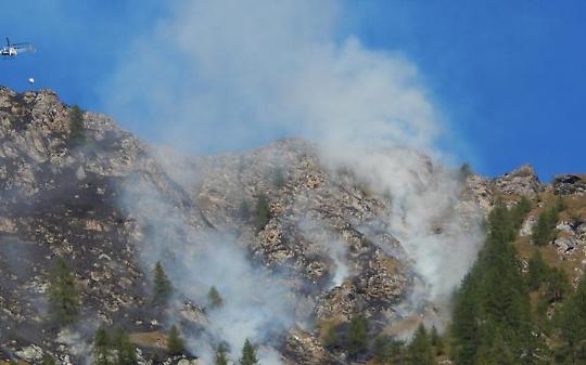 Fiamme sopra Forzo, nel Parco del Gran Paradiso: squadre a terra e elicottero in azione