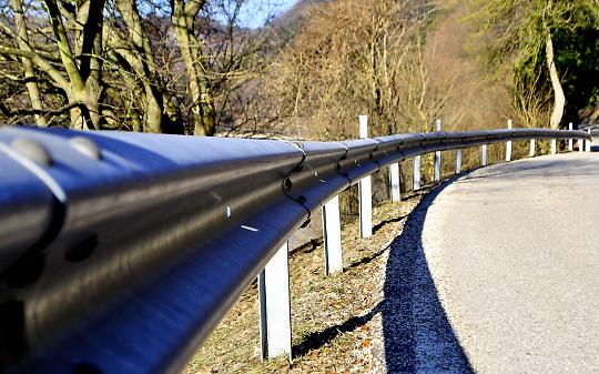 Auto sfonda il guard rail e precipita in un campo: due giovani illesi per miracolo