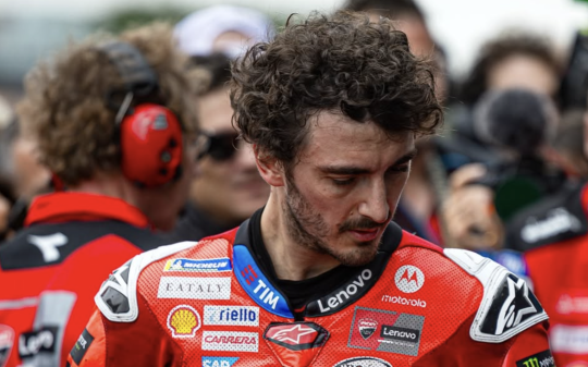 La Ducati vince, Pecco si giustifica. "Ho perso la pazienza"