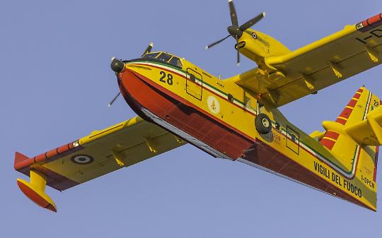 Monte Barone in fiamme, intervento di elicottero e Canadair nel Biellese