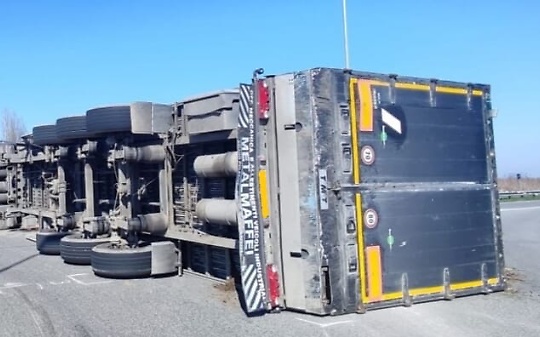 Camion si ribalta allo svincolo della Pedemontana: illeso il conducente
