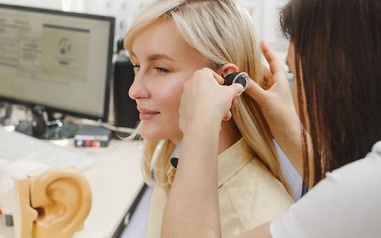 Asti, una donna torna a sentire dopo un tumore all’osso temporale