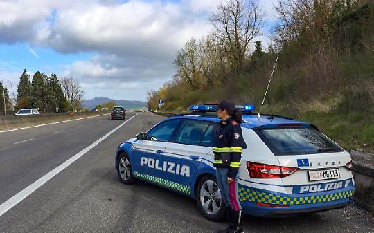 Un motociclista britannico scivola sulla bretella Ivrea–Santhià: paura ad Albiano, ma finisce in codice verde