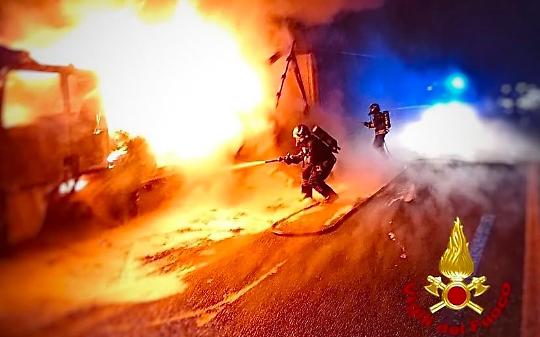 Fiamme improvvise in un’abitazione e paura tra i residenti