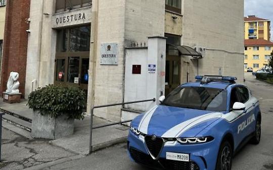 Va in questura per chiedere un’informazione, scoprono che è irregolare con precedenti e lo espellono immediatamente