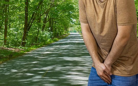 Cade in un burrone a Castagneto Po mentre si ferma per fare pipì, soccorso con l’elisoccorso e portato in ospedale