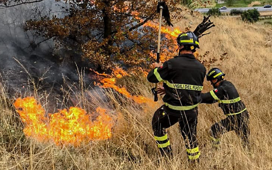 Montagna in fumo a Caprie: Vigili del Fuoco e volontari al lavoro da ore