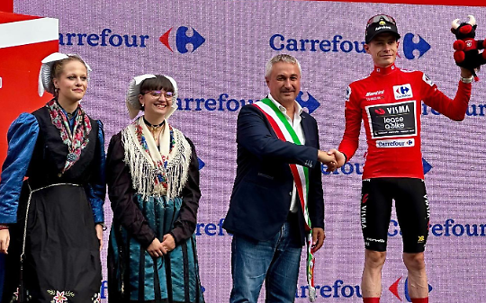 La Vuelta arriva a Ceres: grande folla e clima di festa. Maglia rossa a Vingegaard (FOTO)