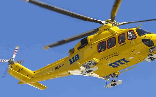 Incidente a Bosconero, 50enne punto da un insetto finisce con l’auto in una bealera