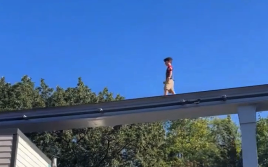 BOZZA VIDEO. Panico al parco divertimenti: bimbo sui binari della monorotaia a 30 metri d’altezza (VIDEO)