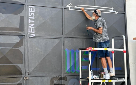 Leini, fucina d’arte: Metal Soundz trasforma un’officina in laboratorio creativo