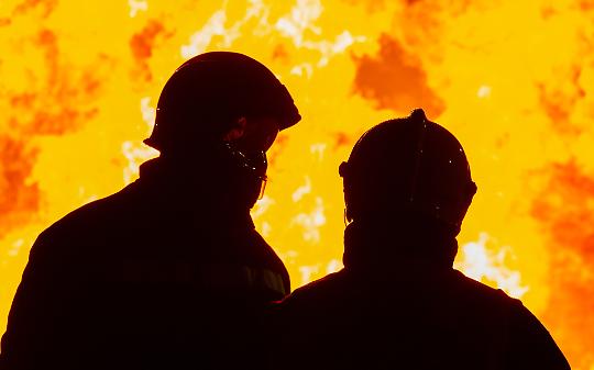 Paura a Moncalieri, Panda prende fuoco in marcia e senza freno a mano si schianta contro un muretto