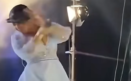 Perù: cantante colpita da un drone sul palco durante il concerto (VIDEO)