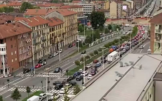 Mega ingorghi in piazza Baldissera: strada da evitare negli orari di punta. Anche oggi