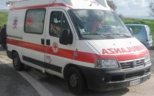Schianto a Varisella, anziano di 83 anni perde il controllo e finisce contro il portone di un’abitazione