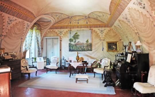 Il punto croce in mostra al Castello di Pralormo: un viaggio tra tradizione e creativit&agrave; tessile