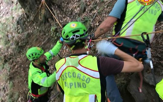 Traves, ricerca di funghi finisce in tragedia: uomo sulla settantina muore nel bosco