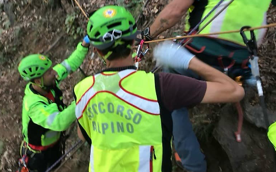 Tragedia nei boschi del Canavese: cercatrice di funghi muore ad Andrate