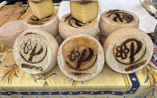 Il formaggio delle viole torna protagonista: a Perosa Argentina la Fiera del Plaisentif tra Medioevo e sapori alpini