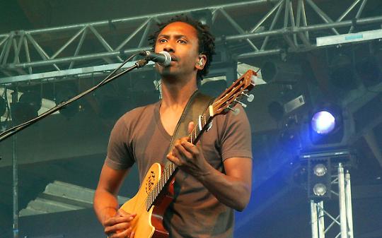 Dal cuore dell’Africa allo spirito di Marley: il viaggio musicale di Daby Touré approda a Ivrea