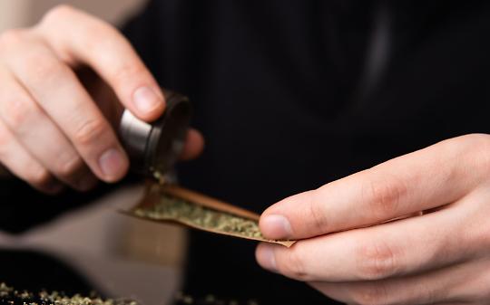 Settimo Torinese, la piazza che insegna la droga: fumava hashish davanti ai bambini