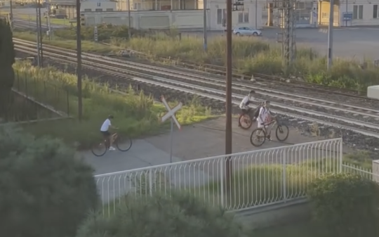 Ragazzini attraversano la Torino-Milano a piedi: paura a Vercelli dopo il video su Facebook
