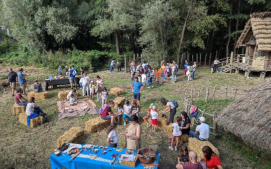 Parco archeologico del Lago Pistono: folla all’Open Day, la Preistoria conquista il Canavese