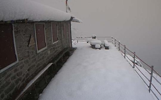 Valli di Lanzo, Groscavallo imbiancata: cadono 30 cm di neve in autunno