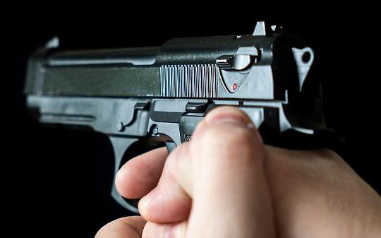 Colpi di pistola all’alba a Bruino: 64enne ferito in una rapina sotto casa