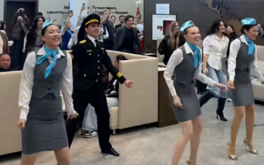 Backstreet Boys travolti dall’abbraccio dei fan ad Astana: flashmob in aeroporto (VIDEO)