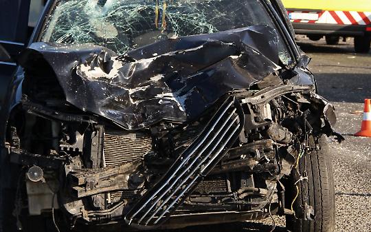 Nole, frontale tra due auto 