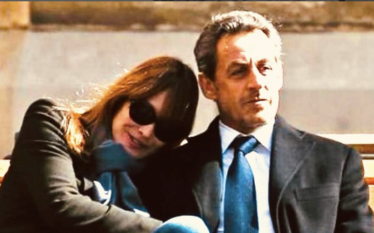 Carla Bruni, da Chivasso a Parigi: la Première dame ribelle che sfida i giudici e sostiene Sarkozy