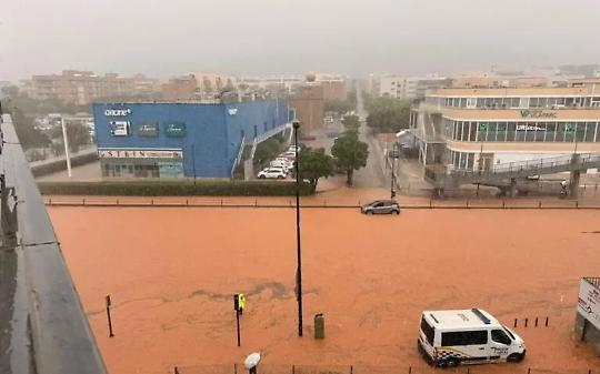 Ibiza sommersa dall’acqua, strade come fiumi e allerta rossa nelle Baleari (VIDEO)