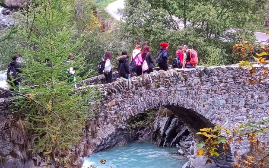 Non lavagne ma sentieri alpini: il primo giorno di scuola trascorso tra boschi e mulattiere