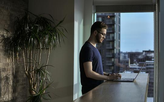 Perché sempre più italiani scelgono le attività online rispetto alle esperienze di persona