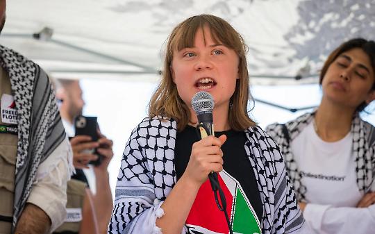 L'Idf assalta la Flotilla: il video dell'arresto di Greta Thunberg 